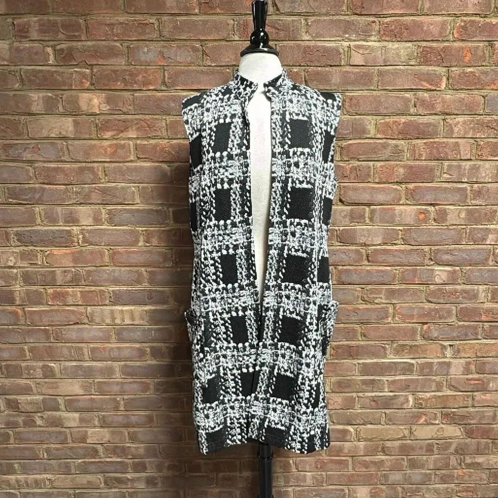 ISLE Women’s Black & White Sleeveless Long Vest Sz Large